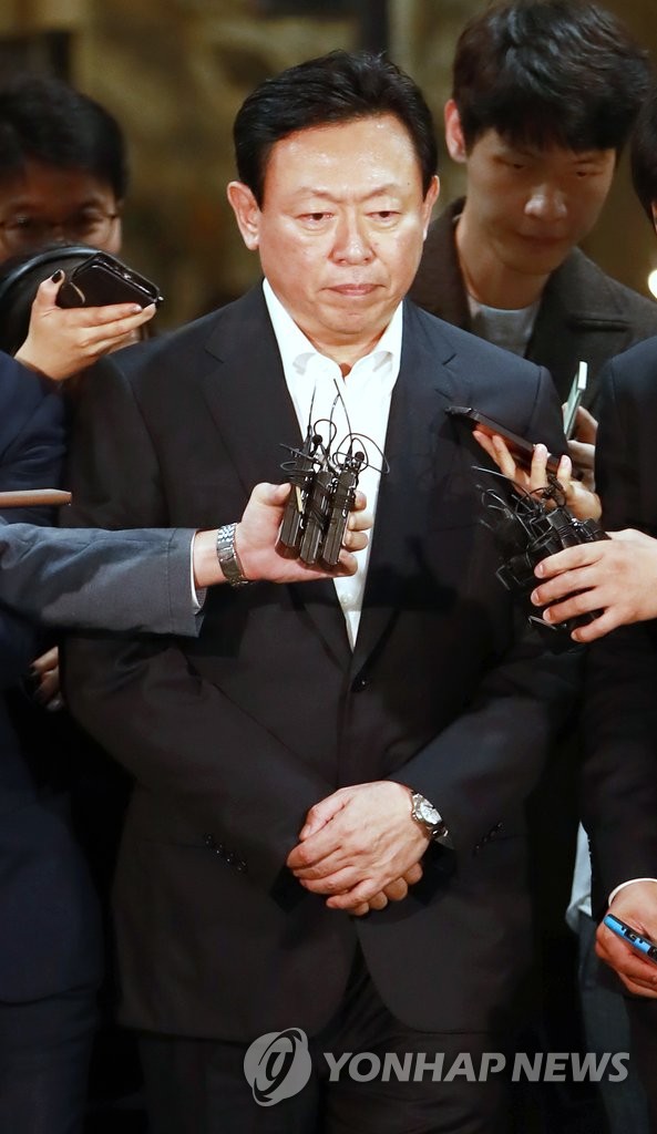 두 손 모은 신동빈 회장