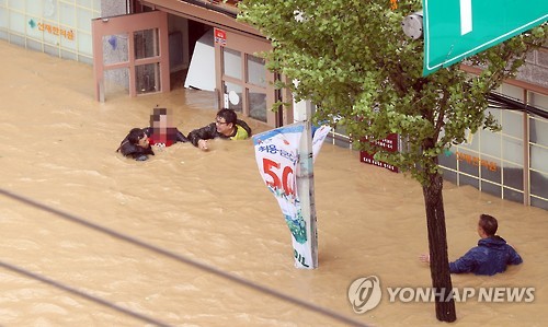 <태풍 차바> 구조작업