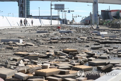 <태풍 차바> 전쟁터로 변한 도로