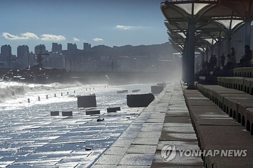 <태풍 차바> 민락수변공원에 떠밀려온 바위