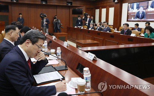 부총리 발언 듣는 참석자들
