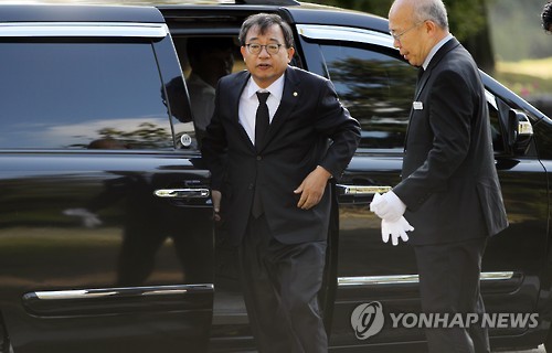 차에서 내리는 이정현 대표
