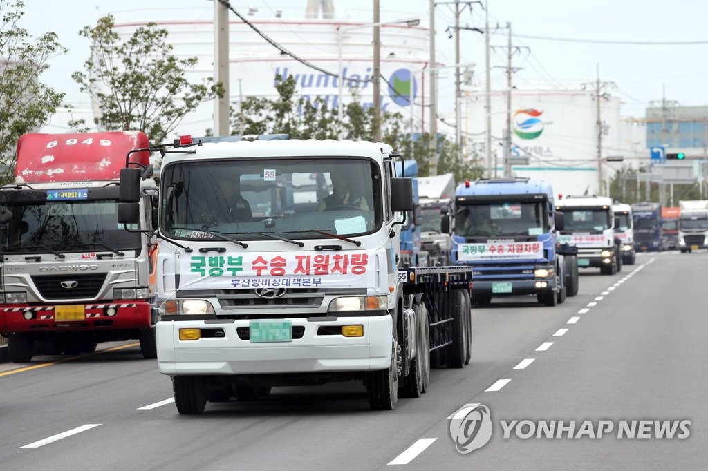 화물연대 파업 이틀째 군 수송차량 투입