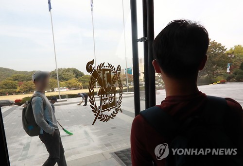 본관 출입문 통제하는 학생들