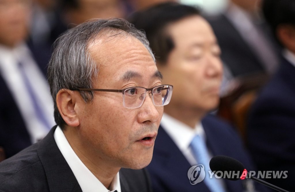 질문에 답하는 서울대병원장