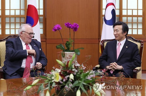 윤병세 외교장관, 퓰너 전 헤리티지재단 회장과 면담
