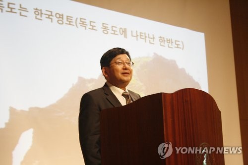 강연하는 호사카 유지 교수