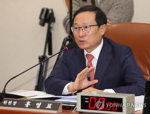 발언하는 홍영표 위원장