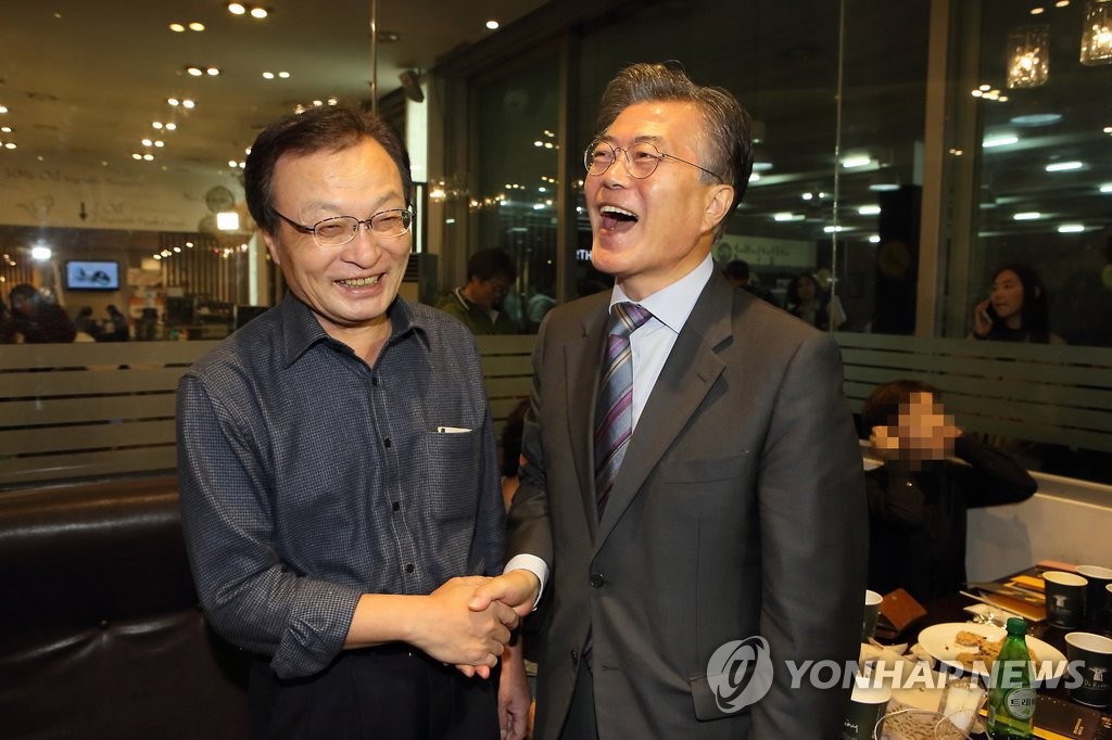 악수하는 문재인 이해찬