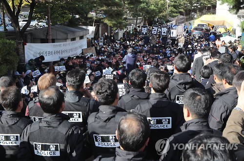 경찰이 고 백남기 농민에 대한 부검영장 강제집행을 재시도한 지난 25일 오후 서울 종로구 서울대병원 장례식장에서 백남기 투쟁본부 관계자들이 경찰과 대치하고 있다.