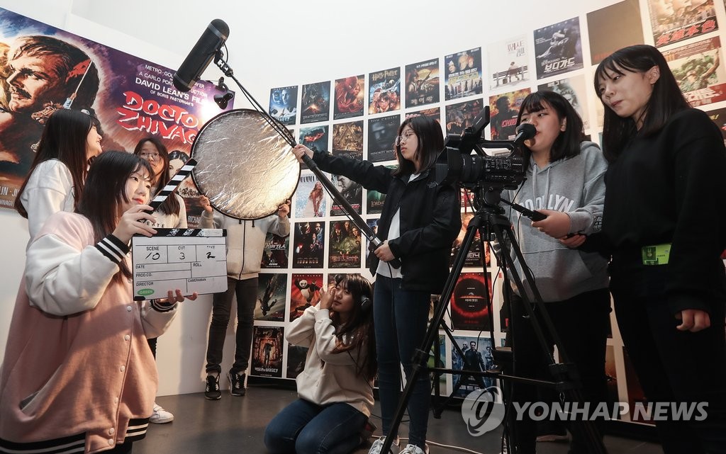 자유학기제로 영화제작과정 배우는 학생들