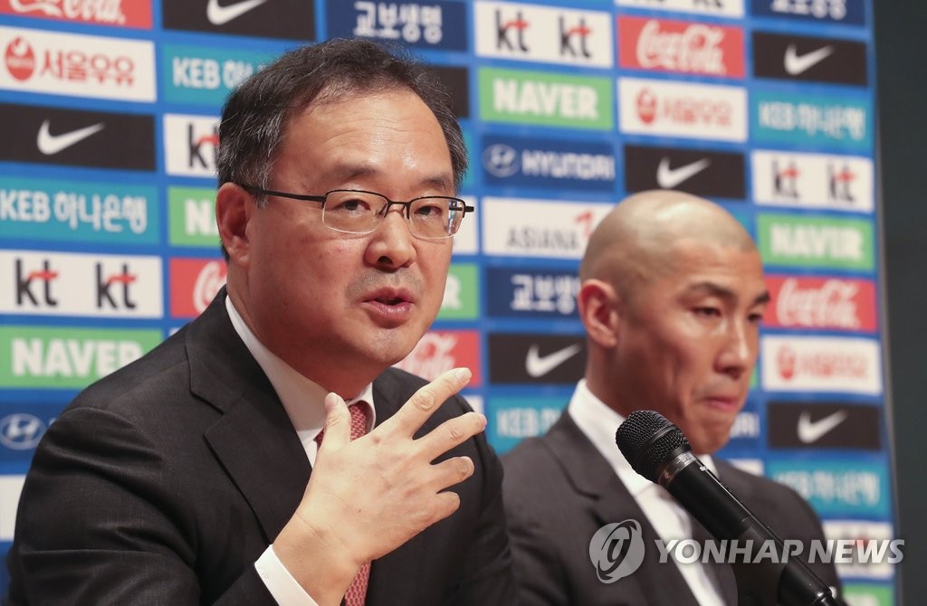 기자회견하는 이용수 기술위원장