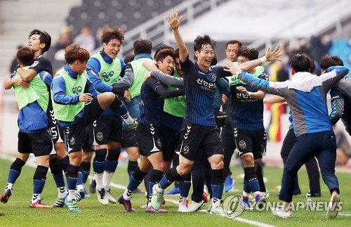 '골이다' (인천=연합뉴스) 윤태현 기자 = 5일 인천축구전용경기장에서 열린 프로축구 인천 유나이티드와 수원FC의 경기. 후반전 인천 김용환이 골을 넣자 선수들이 환호하고 있다. 2016.11.5 tomatoyoon@yna.co.kr