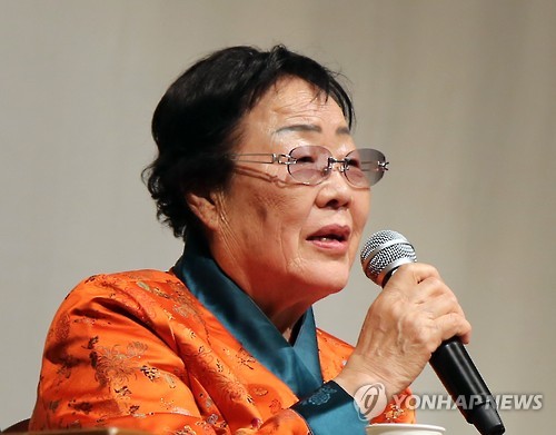 (도쿄=연합뉴스) 이세원 특파원 = 일본군 위안부 피해자인 이용수(88) 씨가 5일 일본 도쿄도(東京都) 소재 재일본한국YMCA에서 위안부 문제를 해결하기로 한 한국·일본 정부의 합의에 대한 생각 등을 이야기하고 있다.