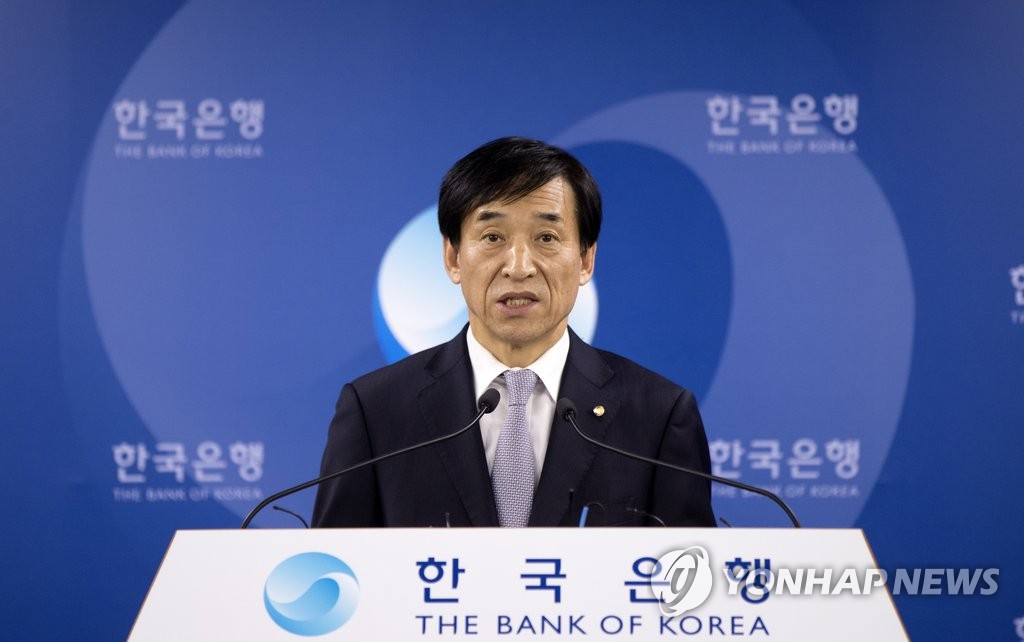 기자회견하는 이주열 총재
