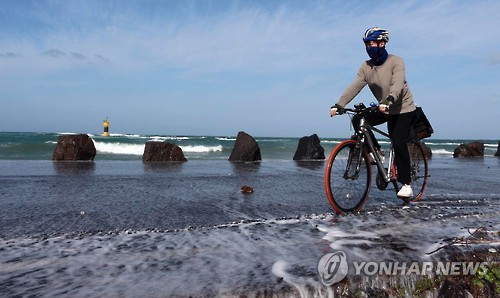 해안도로로 넘치는 바닷물