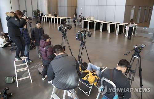압수수색 결과 기다리는 취재진