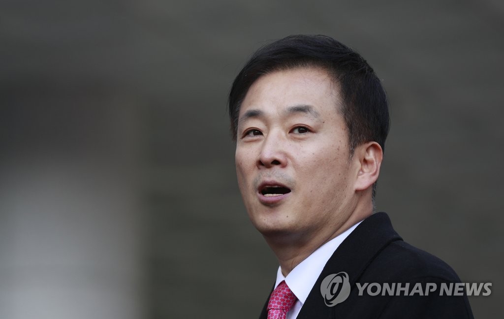 15일 서울 서초동 고등검찰청 앞에서 기자회견을 열고 취재진의 질문에 답하고 있는 유영하 변호사