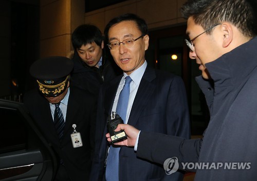 청사 나서는 김수남 검찰총장
