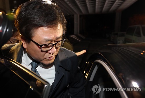 불쾌한 표정으로 귀가하는 박상진 사장