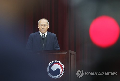 '지도 반출' 불가 설명하는 최병남 국토지리정보원장