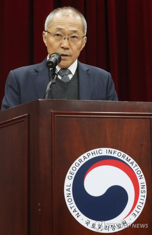 '지도 반출' 불가 설명하는 최병남 국토지리정보원장