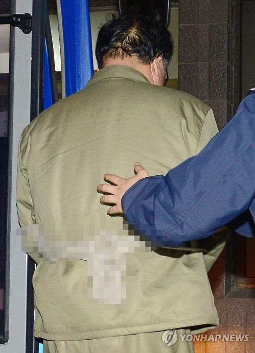 호송차에서 내리는 안종범