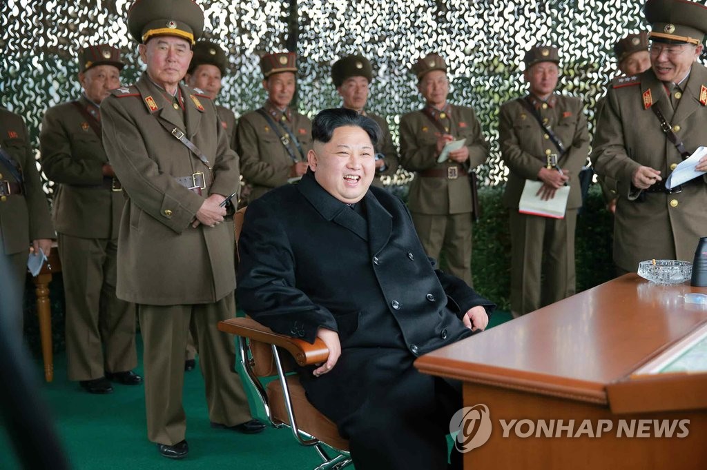 北 김정은, '공중침투 대비' 여성방사포병사격대회 시찰 (서울=연합뉴스) 김정은 북한 노동당 위원장이 북한군 여성방사포병사격대회를 현지지도했다고 노동신문이 19일 보도했다. 김정은의 이번 시찰에는 황병서 인민군 총정치국장, 리명수 총참모장, 리영길 제1부총참모장 겸 작전총국장, 박정천 포병국장 등이 수행했다. << 국내에서만 사용가능. 재배포 금지. For Use Only in the Republic of Korea. No Redistribution >> nkphoto@yna.co.kr