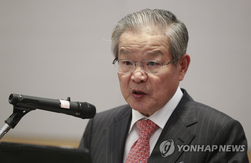개회사하는 권태신 원장