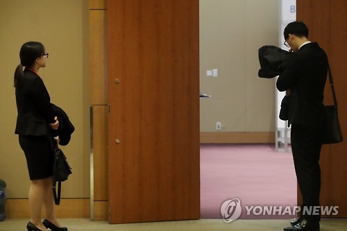 면접 대기 중인 구직자들