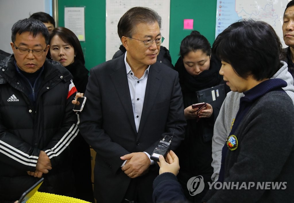 세월호 희생자 가족과 대화하는 문재인