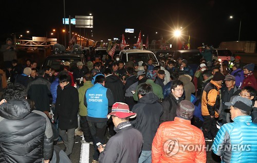 고속도로에 대기중인 농민들