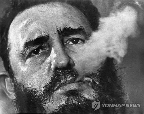 카스트로 '그 모습', 역사 속으로… (아바나<쿠바> AP=연합뉴스) 쿠바의 공산혁명 지도자 피델 카스트로 전 국가평의회 의장이 25일(현지시간) 밤 타계했다고 주요 외신들이 쿠바 현지 언론을 인용해 일제히 보도했다. 향년 90세. 1926년 스페인 출신 이주민 농부의 아들로 태어난 그는 1959년 1월 풀헨시오 바티스타의 친미 독재 정권을 무너뜨리고 쿠바 공산 혁명에 성공한 뒤 반세기동안 쿠바를 이끌면서 미국과 소련이 경쟁하던 냉전체제의 한 축을 담당했다. 사진은 지난 1985년 3월 카스트로가 아바나의 대통령궁에서 기자회견 중 시가 연기를 내뿜는 모습. bulls@yna.co.kr
