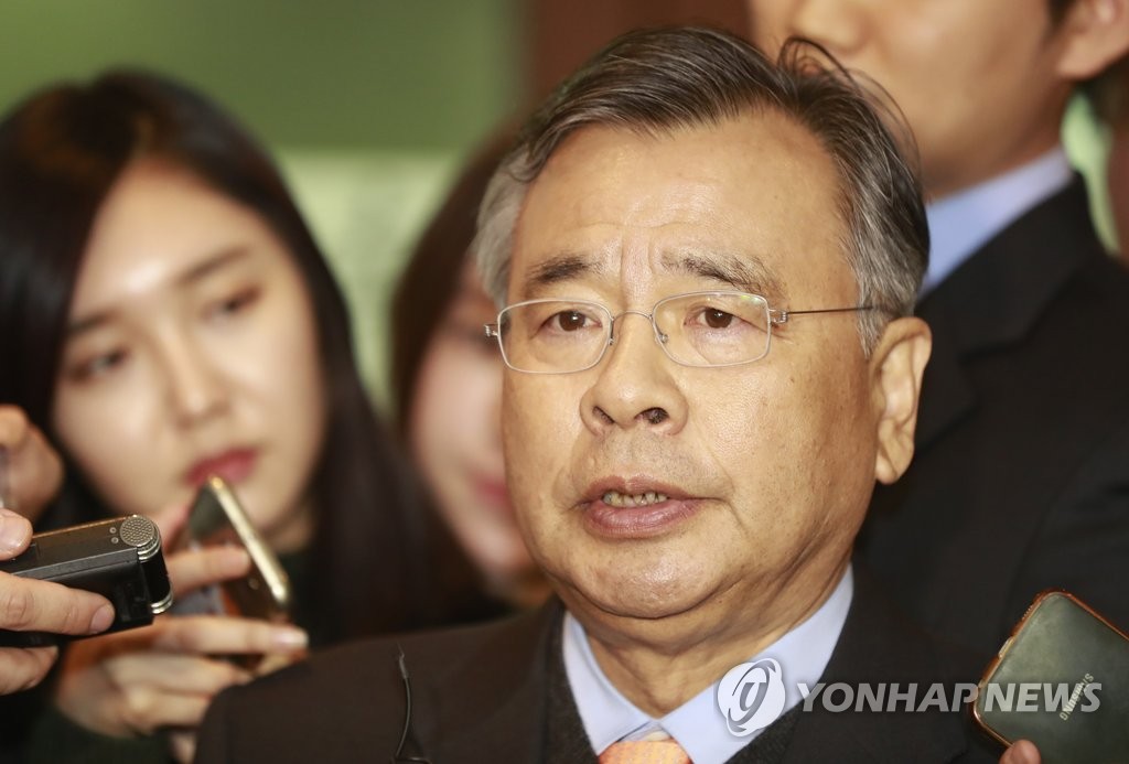 질문에 답하는 박영수 특별검사
