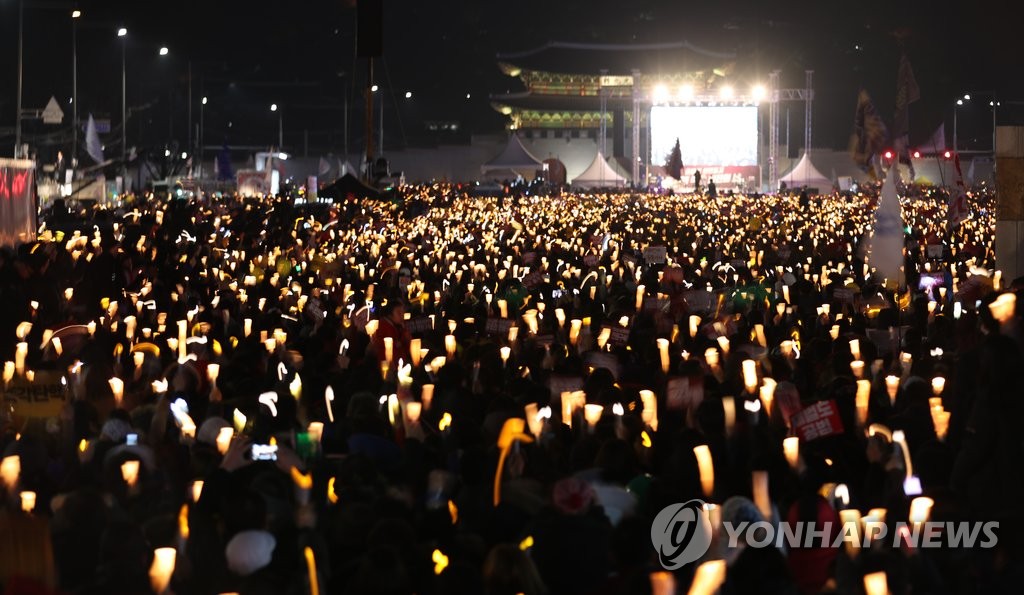 지난 3일 열린 6차 주말 촛불집회에 참석한 시민들의 모습