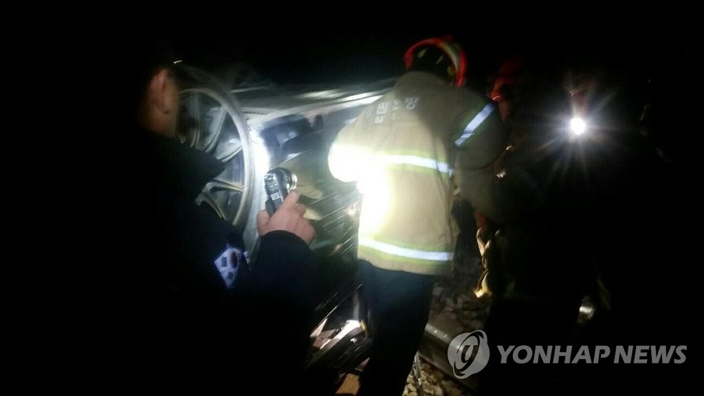 삼척서 철로에 승용차 추락