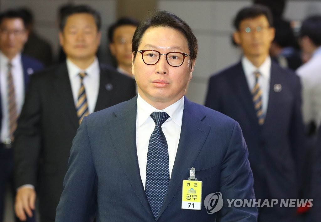 국조특위 회의 입장하는 최태원