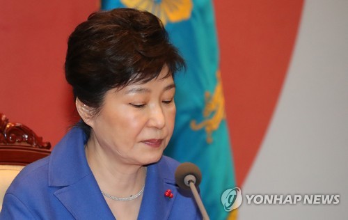 굳은 표정의 박 대통령