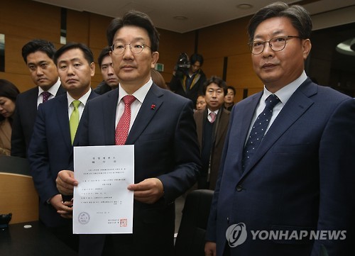 <탄핵가결> 접수증 들어보이는 권 위원장