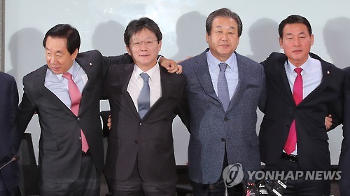 기자회견 마친 새누리 비주류 의원들
