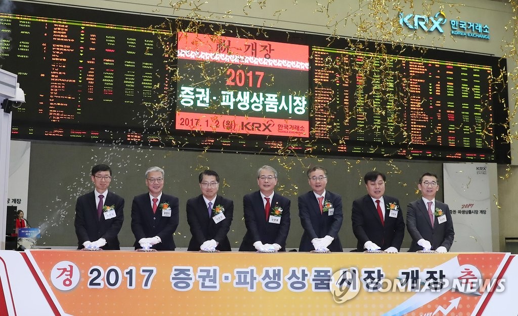 임종룡 금융위원장과 정찬우 한국거래소 이사장이 지난달 2일 오전 서울 여의도 한국거래소 서울사옥 홍보관에서 열린 2017년 증권·파생상품시장 개장식에서 개장신호를 누르고 있는 모습.(자료사진)