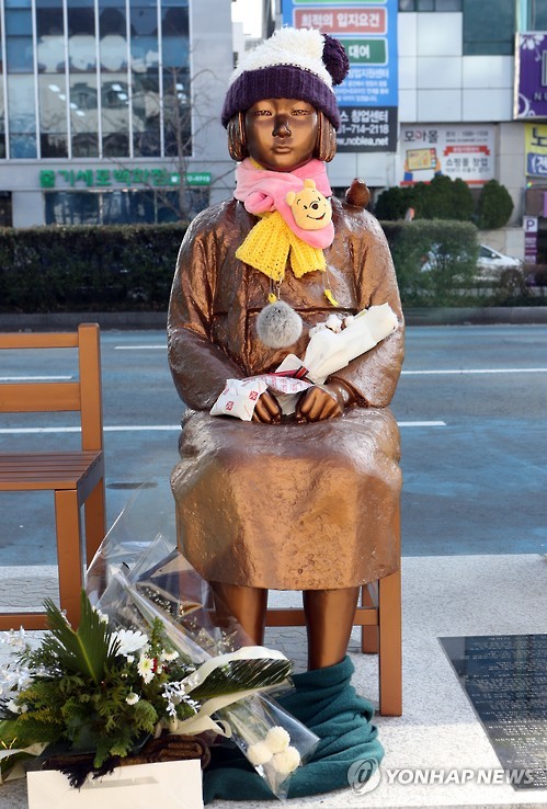 털모자에 핫팩…부산시민 덕분에 안 추운 소녀상