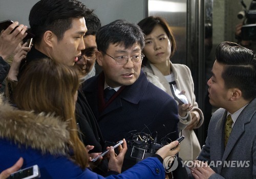 특검 출석하는 송수근 차관