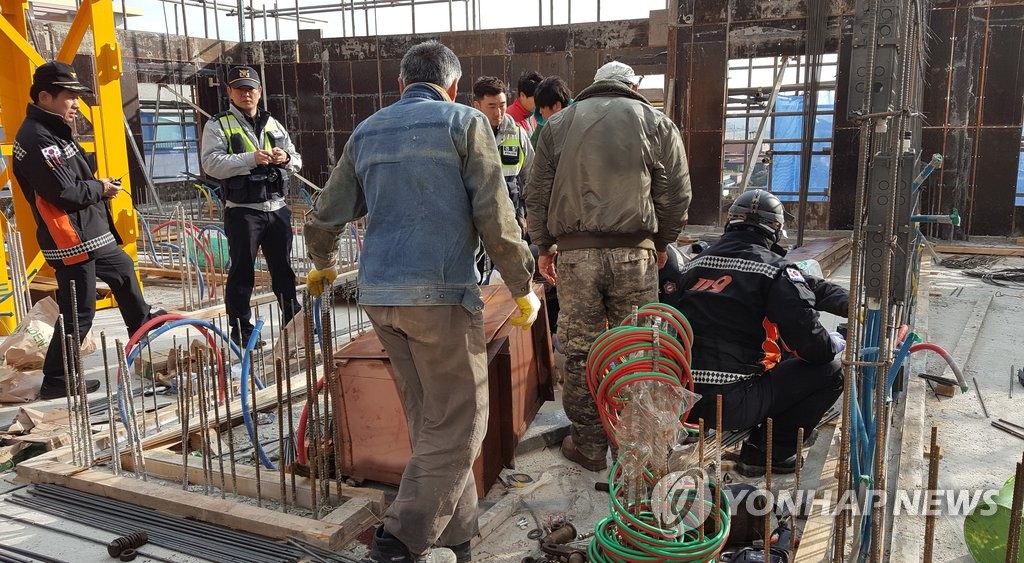 서귀포 호텔 공사장서 사고 수습하는 소방 [연합뉴스 자료 사진]
