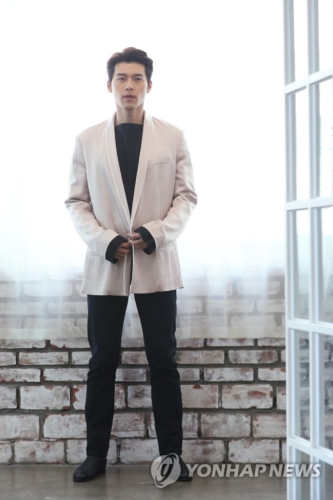 현빈, 일상이 화보 (서울=연합뉴스) 강민지 기자 = 배우 현빈이 11일 오후 서울 종로구 팔판동의 한 카페에서 인터뷰에 앞서 포즈를 취하고 있다. 2017.1.11 mjkang@yna.co.kr