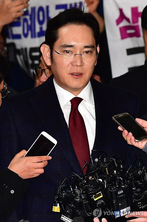 질문에 답하는 이재용
