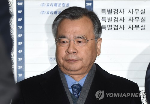출근하는 박영수 특별검사