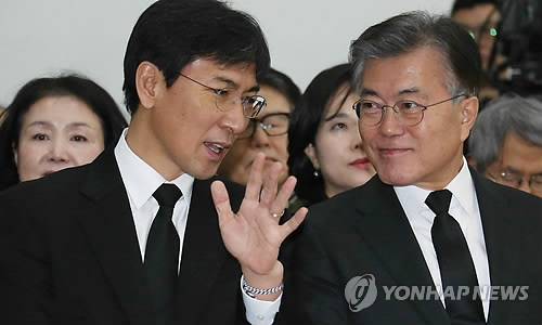 더불어민주당 문재인 전 대표(오른쪽)와 안희정 충남지사