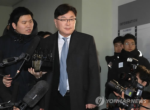 김영재 특검 출석 (서울=연합뉴스) 서명곤 기자 = 박근혜 대통령 '비선 진료' 의혹이 제기된 성형외과 의사 김영재 씨가 17일 오전 의료법 위반 등 피의자 신분으로 조사를 받기 위해 서울 강남구 대치동 특검에 출석하고 있다. 2017.1.17 seephoto@yna.co.kr