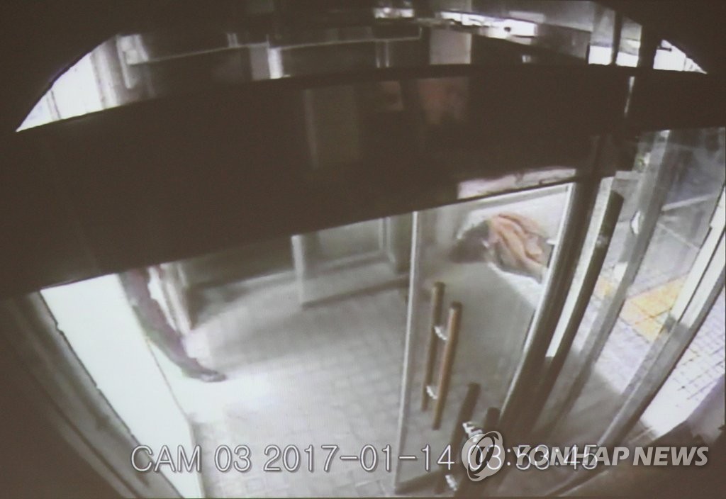 한림파출소 출입문 CCTV 화면